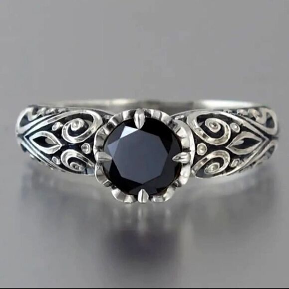 Vintage Style Ring With Round Cut Black Cubic Zirconia Gemstone Decor - Picture 1 of 7